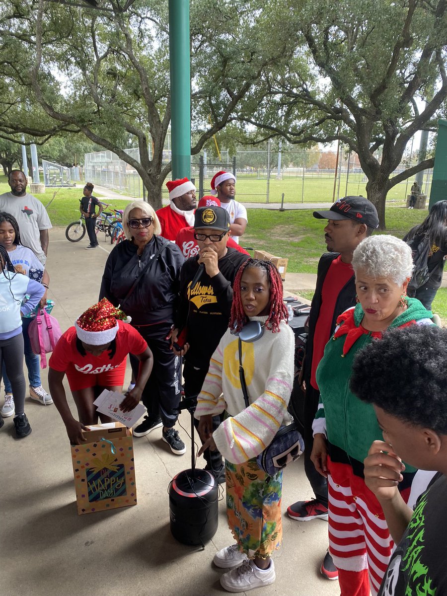 bornidentityP's tweet photo. Spreading Christmas joy @ Yesterday’s giveaway serving the Yellowstone community. 🤎 Huge thanks to @DistrictDHTX for the support of our 7th Annual Toy Giveaway. 🤎🎄🎁 https://t.co/nkCdZtgONQ