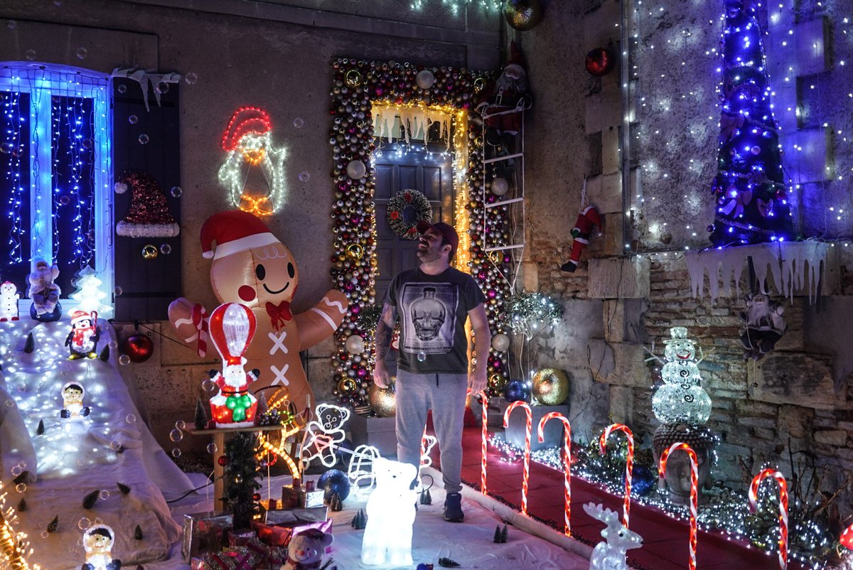 Drôle de conte de Noël : féerie pour les uns, enfer pour les autres. Le jour, Montfourat, en Gironde, est un hameau décrépi surplombé par la carcasse d'une usine désaffectée. Puis les lumières s'allument et les cicatrices disparaissent. C'est le village le plus décoré de France.