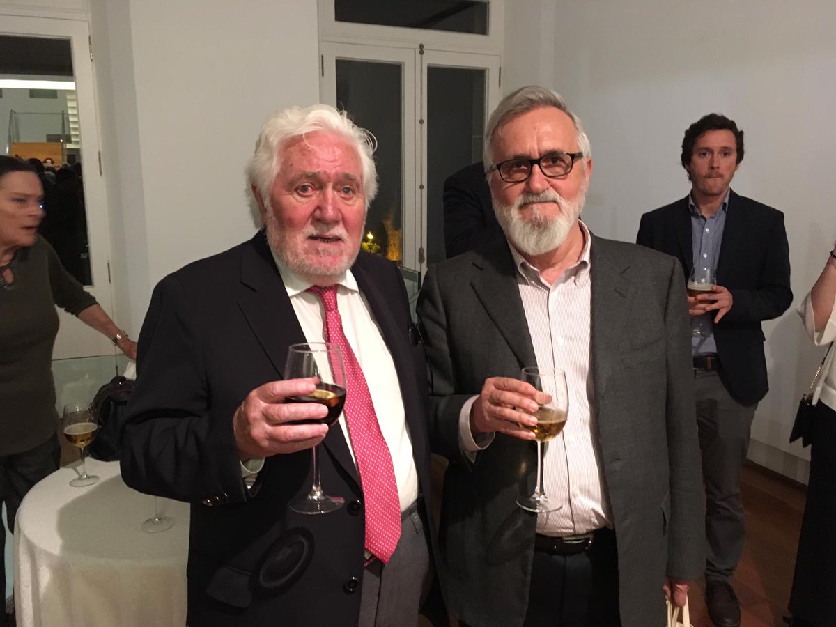 Foise Alfredo Alcalá, para min un irmán, para o <a href="/arquitectosCOAG/">Colexio de Arquitectos de Galicia</a> un colega admirado, para a <a href="/UDC_gal/">Universidade da Coruña</a> un grande Mestre de arquitectos. Marchou o artista mais fica a súa obra. Como el quixo, a Parca foino atopar no Pazo da Mercé, o edificio nobre que con máis ilusión reconstruíra.