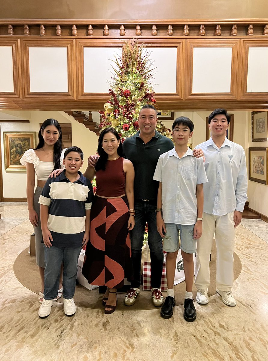franciszamora30's tweet photo. Merry Christmas everyone and may 2024 be an even better year for all of us 🎄🎄🎄 https://t.co/G8Nei0cOdw