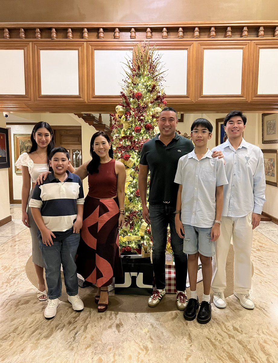 franciszamora30's tweet photo. Merry Christmas everyone and may 2024 be an even better year for all of us 🎄🎄🎄 https://t.co/G8Nei0cOdw