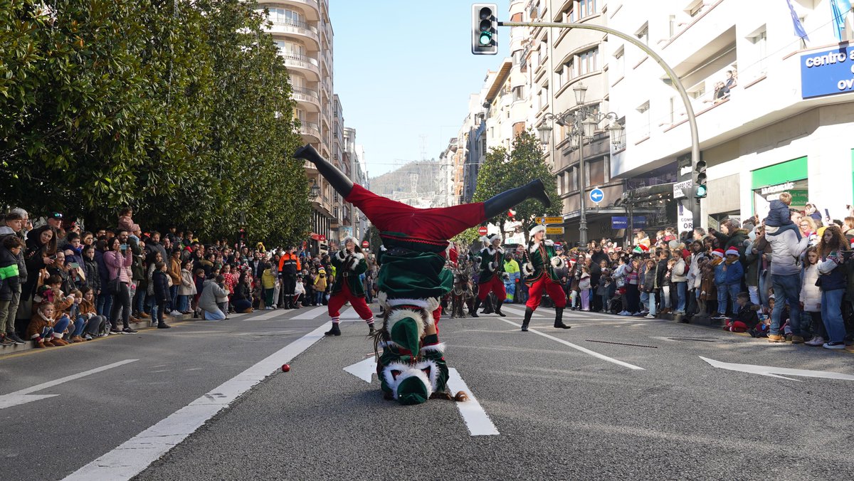 aytoviedo's tweet photo. 🎅🏼Papá Noel ya está en #Oviedo 

🎄Gracias por el recibimiento que habéis dado a Papá Noel y a sus Elfos durante todo el Desfile

🎁Nos han contado que vuestra ilusión les da más fuerza para afrontar el duro trabajo de esta noche

🌟Que continúe la magia de la Navidad https://t.co/GxqsxYaPB5