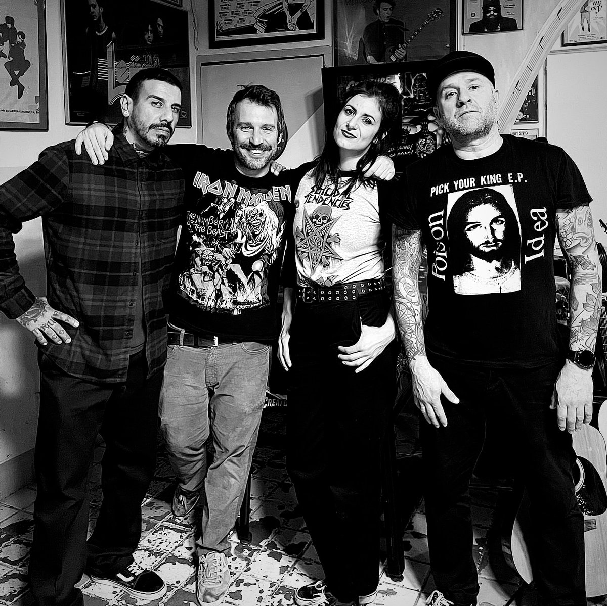 Tovarischi !Queremos deciros que, durante estos meses de silencio, hemos tenido una serie de cambios.Sea bienvenido a las filas moscovitas nuestro amigo Payom, gracias por transmitirnos tu luz y energía. Gracias a Gon por su tiempo y amistad durante estos años💖Feliz vida a todas