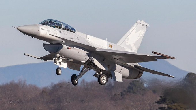 CallSignTsoi's tweet photo. #MRFProgram which one is the best Fighter aircraft for Philippines ?...
F-16s or JAS-39s ?. https://t.co/6Kfxev0c5S