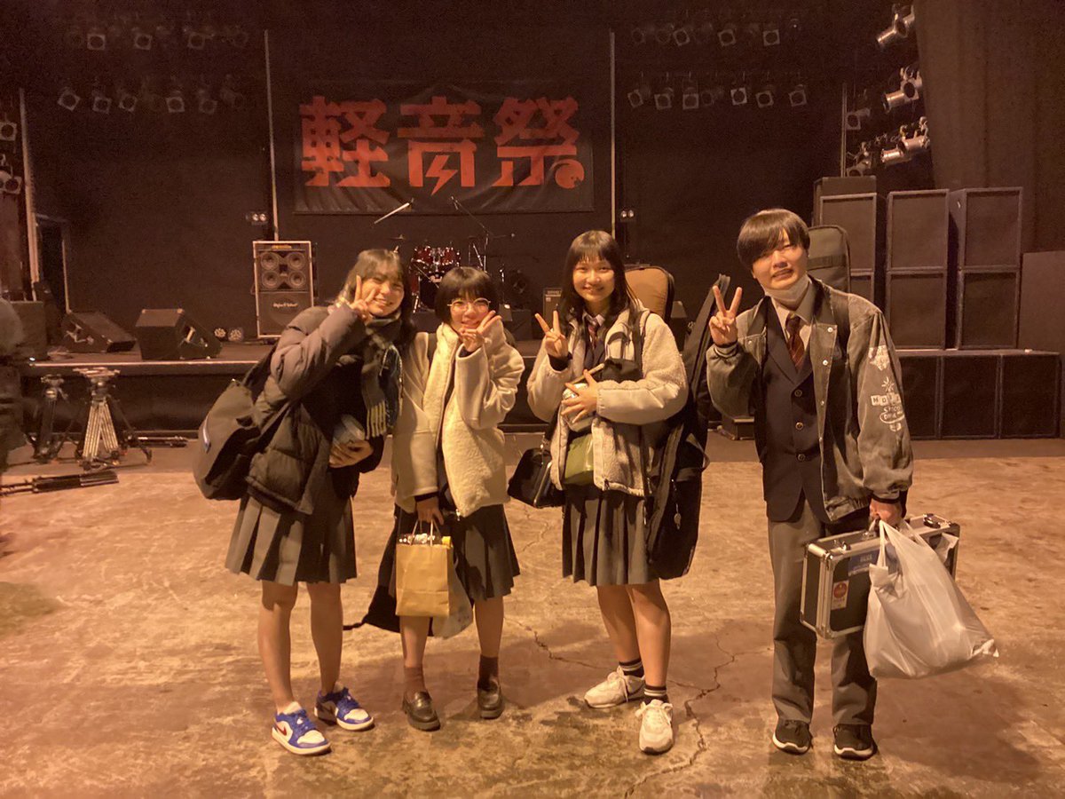 TANSAN_oO's tweet image. お疲れさまでした𓂃 𓈒𓏸◌
TANSAN最後の大会全力を出しきりました❕❕❕
賞をとることができずとても悔しいですが、最後は皆で笑顔でやりきったので何も悔いはないです!笑
バンドそれぞれに思いがあり、改めて音楽の温かさや素晴らしさに感動しました😭