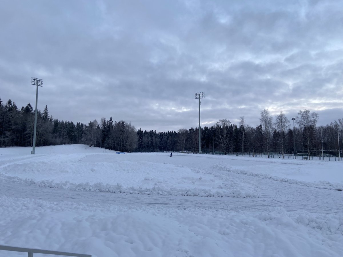 ErankaEssi's tweet photo. Hyvää joulua🌲 #Pirkkolassa hyvä jää ja pulkkamäkikin vieressä, jos tekee mieli tehdä happihyppely, luistella ja pelata lätkää joulun kunniaksi. Huomenna tekojäät taas auki. https://t.co/0o1w0SPTAi https://t.co/TZIUK98laQ