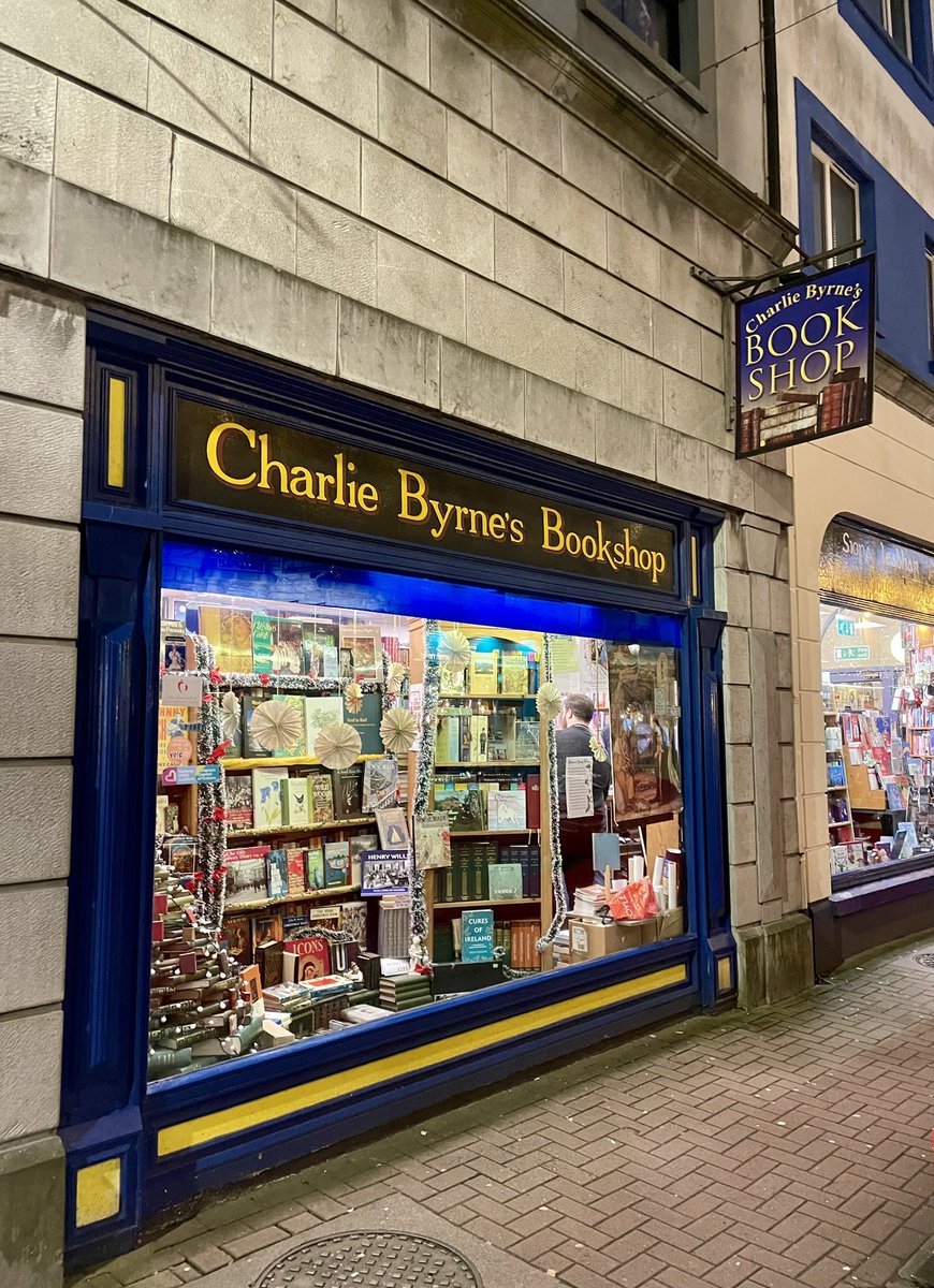 Dr_deniseod's tweet photo. Re-stocked @ByrnesBooks ๐๐๐ #PsychologyWithASparkle โจ๐ซ For any last minute gifting ideas. ๐ Now fully re-stocked across all local & nationwide bookstores ๐ 10% of sales go to Self Help Africa โจ Merry Christmas & Thank you! โค๏ธ #DrDee https://t.co/XvosokGup5