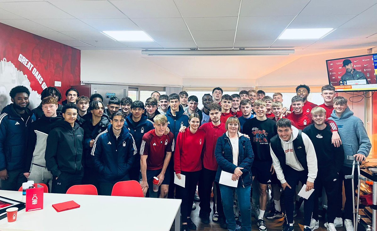 Our U18’s and B Team players show their gratitude to our excellent catering and laundry staff at Christmas with a gift for all of their hard work throughout the year.  

A fantastic and highly valued ‘team behind the team’ who contribute massively to developing our talent ❤️