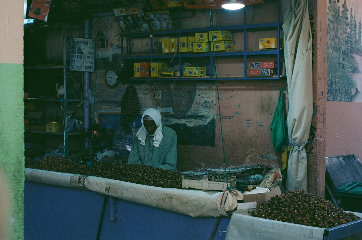 Date season, Rissani market. 
📍#Rissani, #Morocco. 🇲🇦
🗓️ 2 Nov 2023
📷 #Minolta #MinoltaSRT303b
🎞️ #KodakEktar100 #KodakProfessional #Kodak 
#film #filmphotography #streetphotography