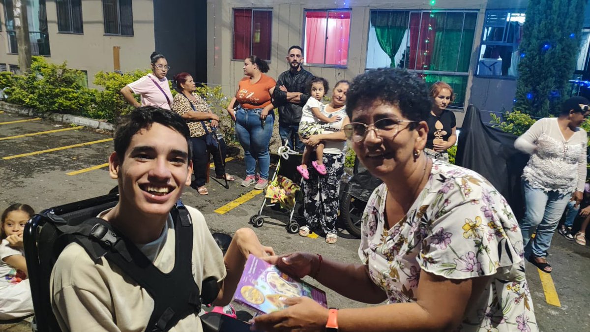 EchavFelipe's tweet photo. Compartir amor y generosidad es el mejor regalo que podemos dar, seguiremos regalando sonrisas. 😁 #Navidad #sonrisas #alegria https://t.co/2CHDdeJOs2