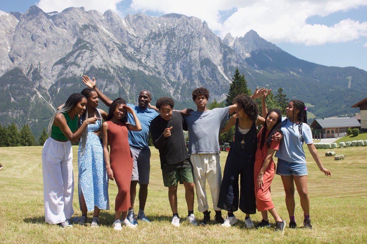 We loved this precious family time -and finding out the von Trapps studied violin, piano and cello! The Hills Are Alive @BBCTwo this afternoon at 5.40pm 🎹🎻 Merry Christmas, All 🎉