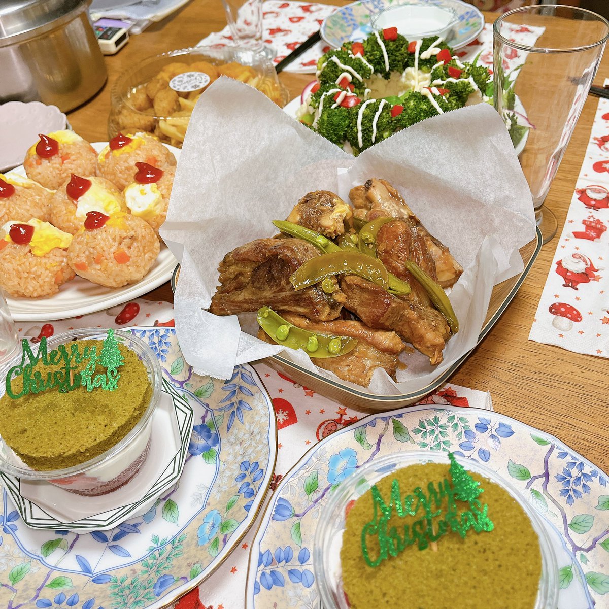 1130bentou's tweet image. 夫婦二人だけなら
外で食べるつもりが
息子がデート無し。

急遽作った
ファミリークリスマス🎄
まーいいか✨
スペアリブはマーマレード

#ファミリークリスマス