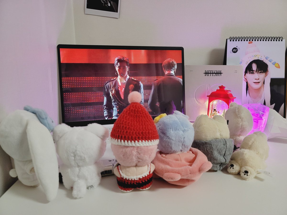 아니 저기요🤨
아빠 본다고 옹기종기 모인 건 알겠는데...
내가 좀 봐야하지 않겠니?
좀 나와줄래....? 
#콩알이 #강냥콩 #꺄륵비니 #뿌앵비니 #모짜빈 #눕짜빈 #문네모