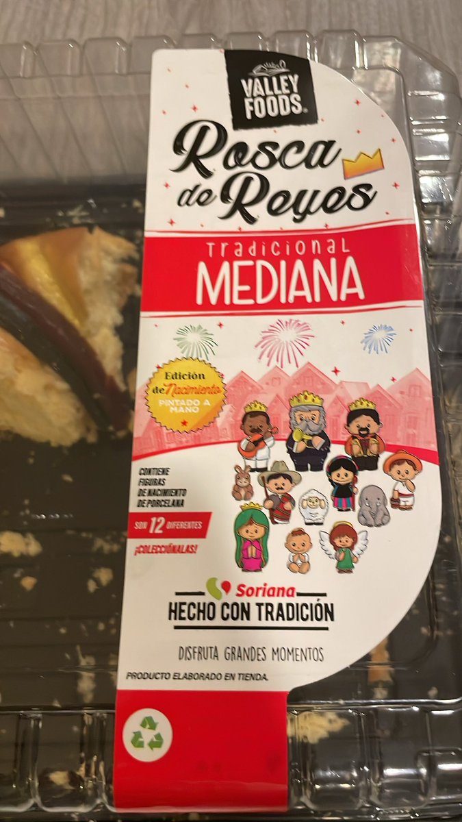 abelmartinez23's tweet photo. @TiendaSoriana @Profeco compré ayer estas 2 roscas de reyes que especifican que traen muñecos de porcelana y no salió ninguno! Producto 100% engañoso https://t.co/0GJ59Qr0Ow