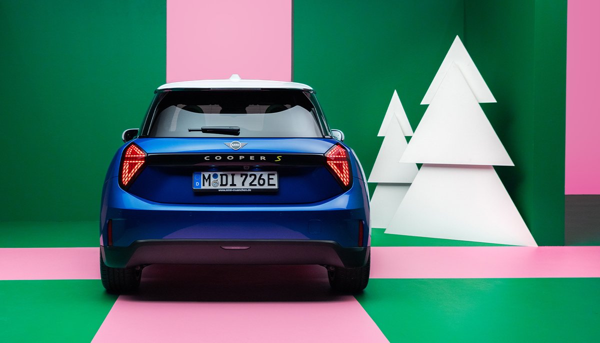 The #holidays are here! Time to head into the #festivities at full charge! ⚡🎄 #MINICooper #MINIElectric #MINI #HappyHolidays