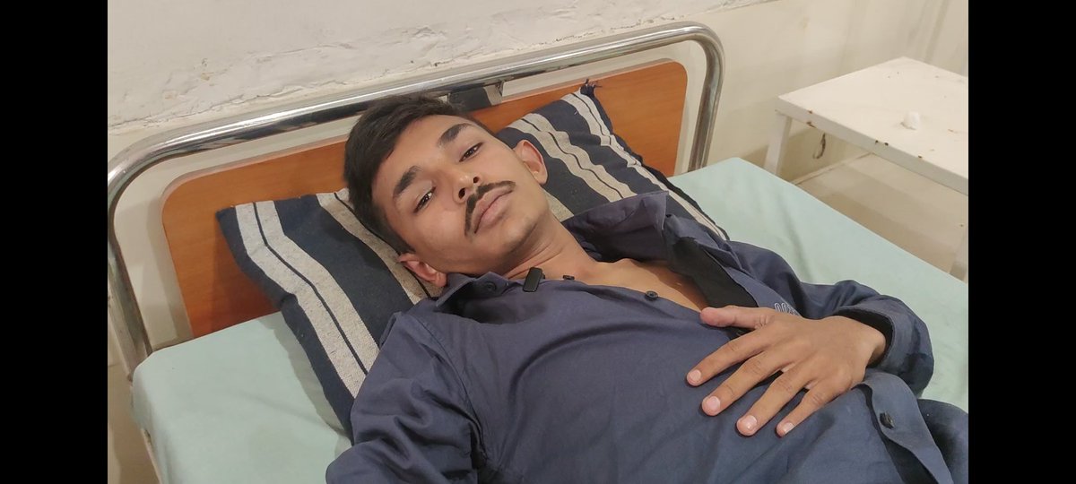 ONews24x7's tweet photo. #Junagadh Usha Braco #Ropeway Company manager & staff assaulted Amar Bakhai, #journalist #Mantavya #news, who was covering from outside, grabbed his mobile & admitted #hospital #girnar @PMOIndia @narendramodi @CMOGuj @secgujtourism @collectorjunag @SP_Junagadh @sanghaviharsh https://t.co/F0Vu3wTIft