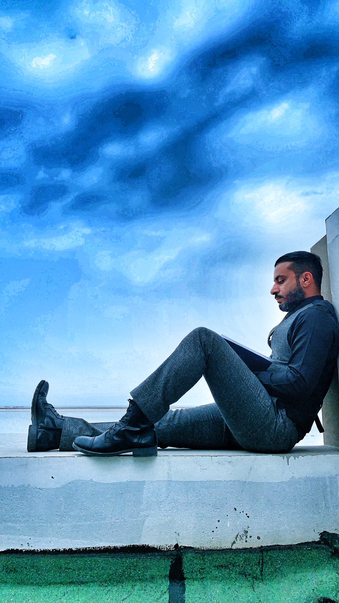 لقد كانت مواساتي لنفسي دائماًأن الله ما أحدث لي أمراً إلالخير،وما أشقاني إلا ليرضيني،وما أبكاني إلا لِأتلذذ بطعم الفرح،وما حرمني إلا ليعوضني، وما أخذ مني إلا ليعطيني،وما جعلني أقطع طريقاً طويلاً ومظلماً إلا ليعلمني أن الشمس تغيب ومن الضروري أن يكون نوراً في قلبي #المستشار_شرف