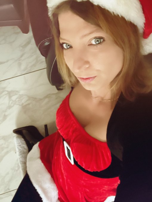 Ich w&uuml;nsche euch sch&ouml;ne und besinnliche Festtage 🥰 https://t.co/1nq3DLgzTy