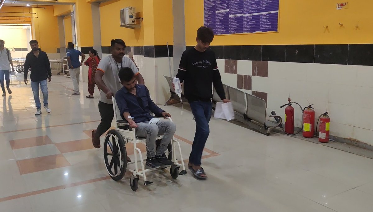 HanifKhokhar's tweet photo. #Junagadh Usha Braco #Ropeway Company manager & staff assaulted Amar Bakhai, #journalist #Mantavya #news, who was covering from outside, grabbed his mobile & admitted #hospital #girnar @PMOIndia @narendramodi @CMOGuj @secgujtourism @collectorjunag @SP_Junagadh @sanghaviharsh https://t.co/GPhs6TkNw3