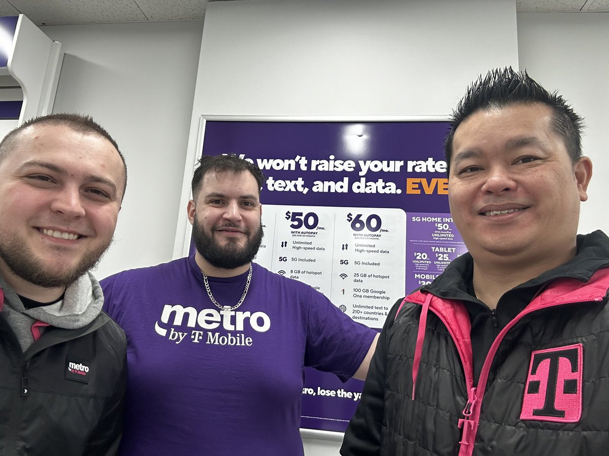 TM0Tang's tweet image. Are you done shopping? No??!! Come to @MetroByTMobile on Chagrin and finish your shopping!!  #CentralEast @AlexBrownTMO @WinstonAwadzi @thayesnet