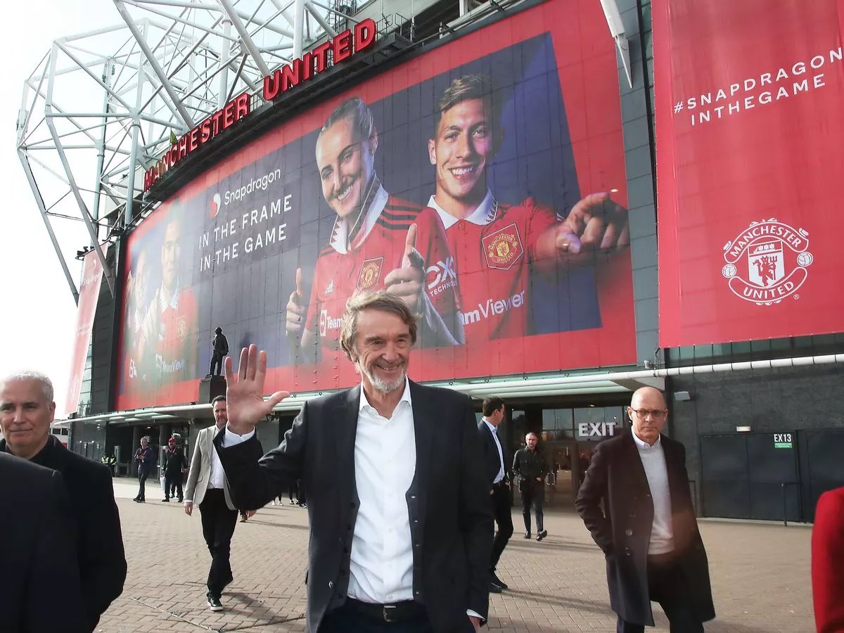 FabrizioRomano's tweet photo. 🚨 OFFICIAL: Manchester United plc announces today that it has entered into an agreement under which Chairman of INEOS, Sir Jim Ratcliffe, will acquire 25 per cent of Manchester United's Class B shares and up to 25 per cent of Manchester United's Class A shares. https://t.co/lmTD9xMnsX