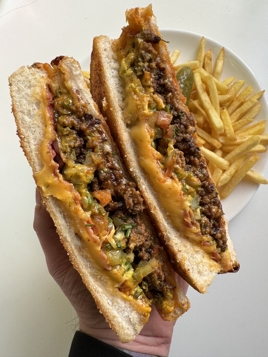 Bacon cheeseburger toastie by Danomeys in Norwich. Caramelised ground beef, smoked streaky bacon, dill pickle, tomato and jalapeño salsa, Frenchies mustard, ketchup and a ridiculous amount of burger cheese sandwiched between toasted beef dripping squalor white bread. So good!! 👌