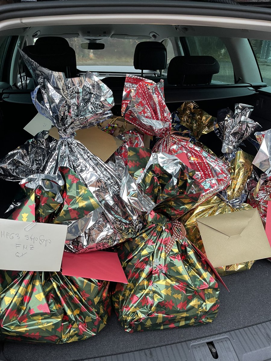 K3_GrafZeppelin's tweet photo. Ich wünsche allen frohe Weihnachten und ein paar besinnliche Feiertage! Mein  Dank geht an alle, die in diesen Tagen in Bereitschaft bzw. im Einsatz sind! Den/die ein oder andere/n im #Marinefliegerstützpunkt konnten wir heute Morgen mit einem kleinen Geschenk überraschen! https://t.co/hQnZDrMbGi