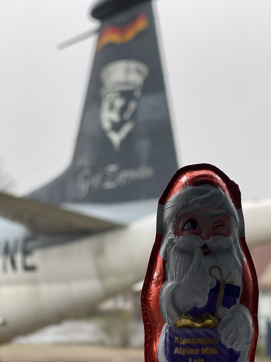 K3_GrafZeppelin's tweet photo. Ich wünsche allen frohe Weihnachten und ein paar besinnliche Feiertage! Mein  Dank geht an alle, die in diesen Tagen in Bereitschaft bzw. im Einsatz sind! Den/die ein oder andere/n im #Marinefliegerstützpunkt konnten wir heute Morgen mit einem kleinen Geschenk überraschen! https://t.co/hQnZDrMbGi