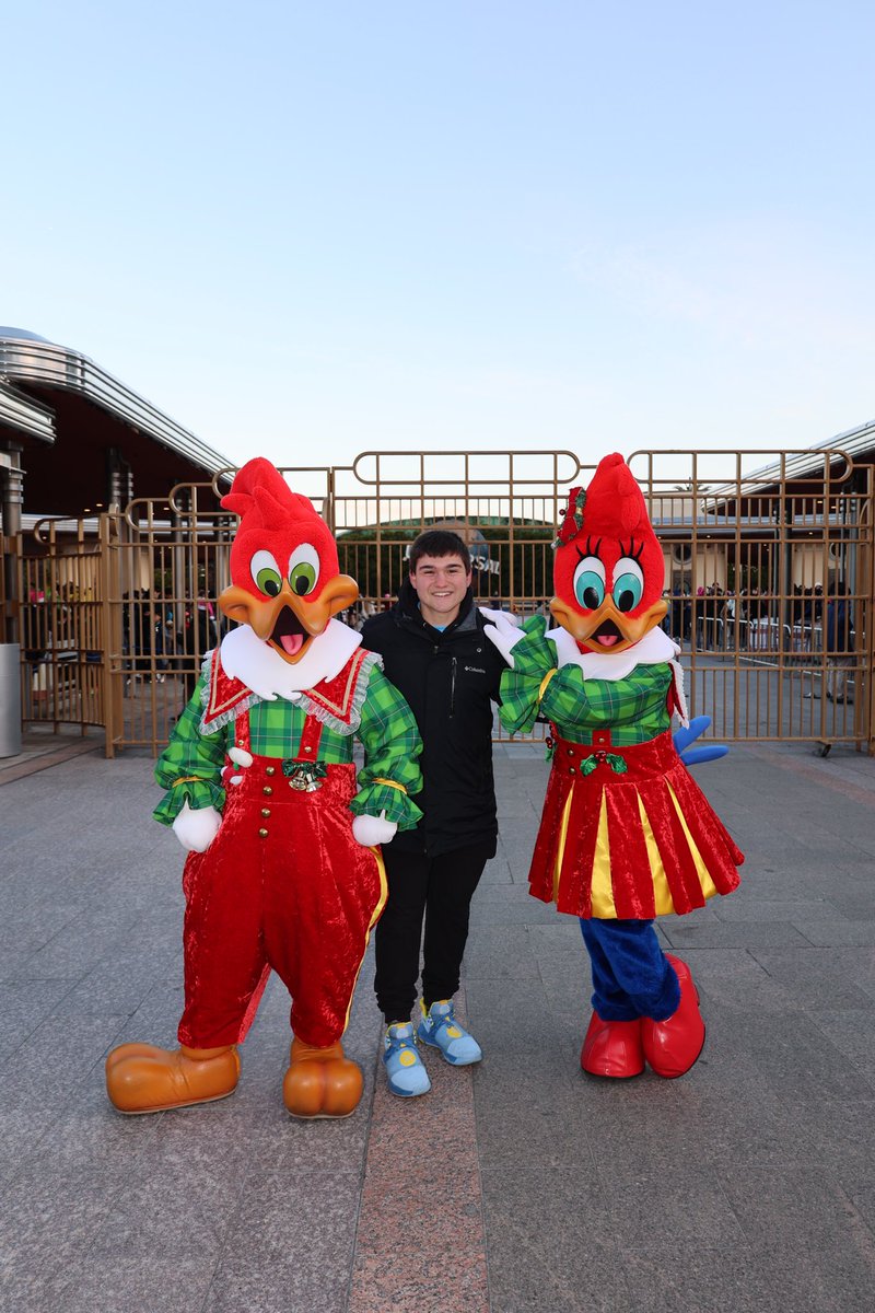 SpeculationMatt's tweet photo. What an amazing day @USJ_Official! This park is just incredible! The characters are the highlight of this place. They have so many and they all have different outfits for the holidays! I have lots to share from this park so stay tuned! #UniversalStudiosJapan #UniversalJapan #USJ https://t.co/0olRzoPUMK