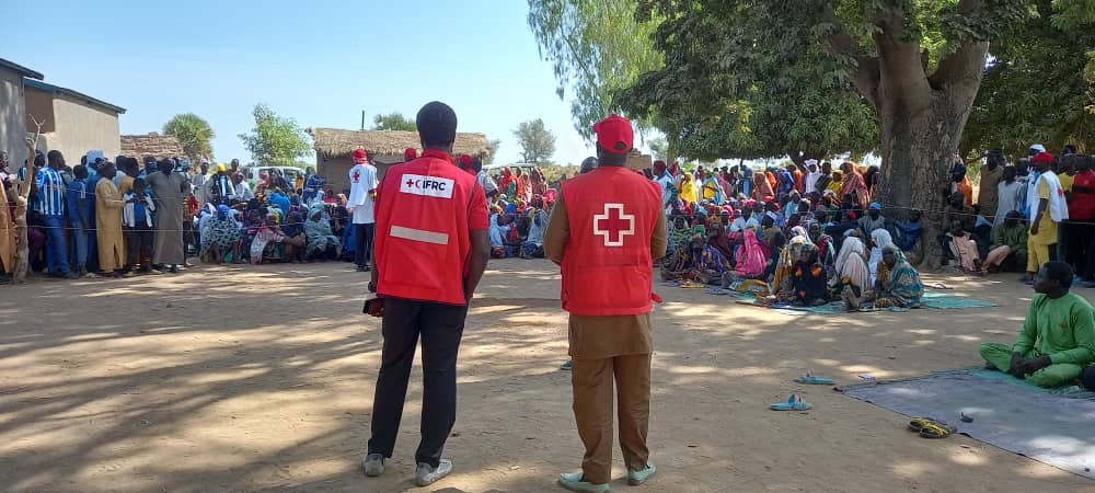300 ménages (261 venus du Tchad et 39 communautés hôtes), résidant à Mourla, dans le Région de l'Extrême-nord reçoivent un appui financier et matériel de la Croix-Rouge Camerounaise.Soit 64000f offert à chaque ménage,la réhabilitation de forages et du matériel d'assainissement.