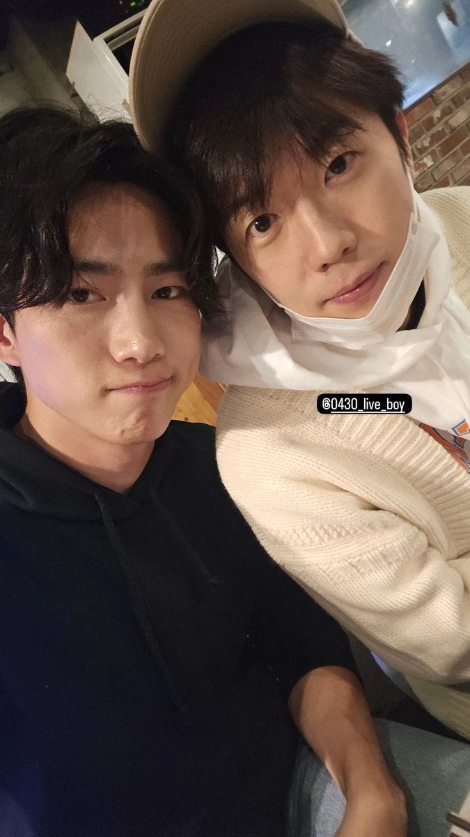 _090430's tweet photo. 한결같이 해외든 국내든 촬영이나 공연, 뒤풀이할 때 시간 맞으면 서로 챙겨주는 우정 🫠 못가더라도 서포터 확실히 하시는 .. https://t.co/BqsFSBUoJb
