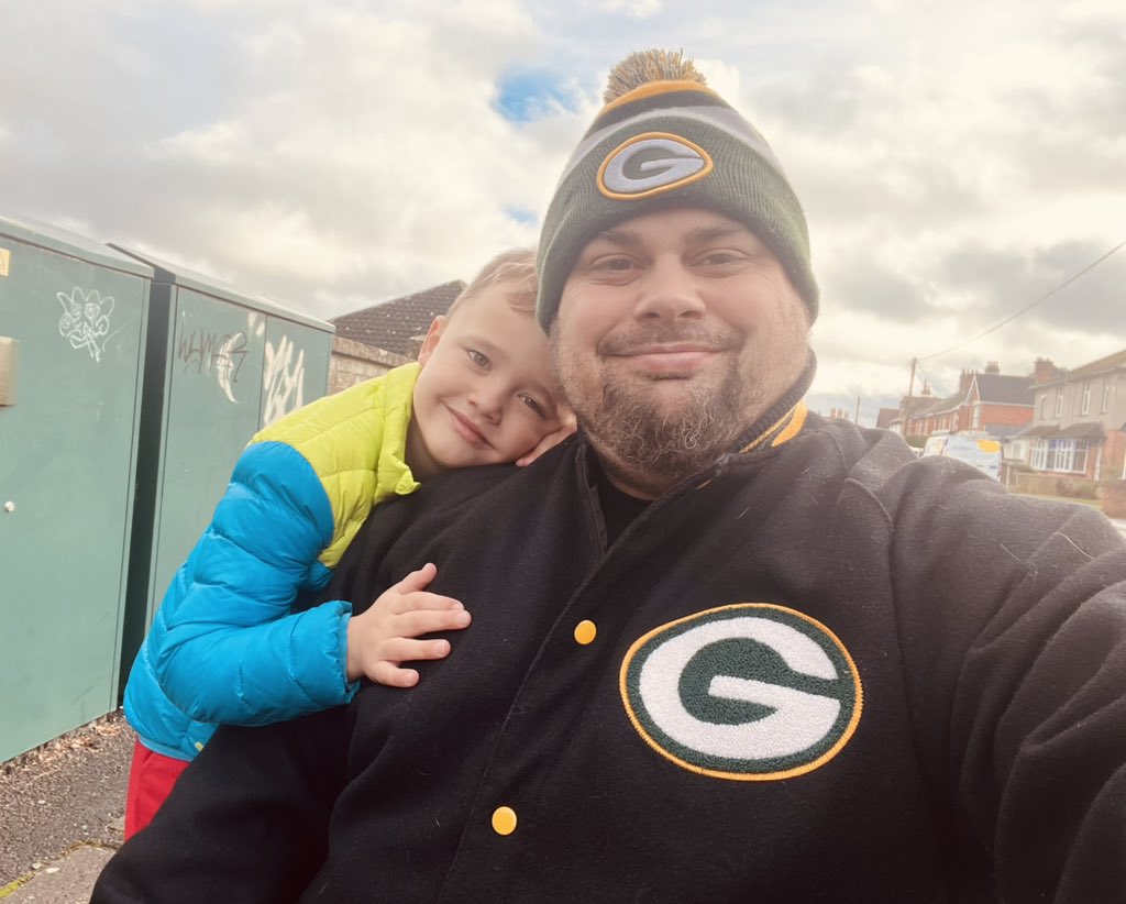 andymeadchef's tweet photo. Representing the pack in the UK for Xmas holiday #gopackgo https://t.co/84QR91Qexy
