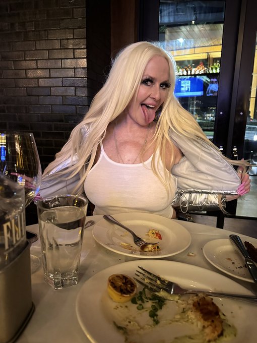 Hey hey.. lunch anyone?? https://t.co/rIfcB2Ao2q<a href="/tag/southbeach"class="tags"><span>#southbeach</span></a><a href="/tag/onehotel"class="tags"><span>#onehotel</span></a>