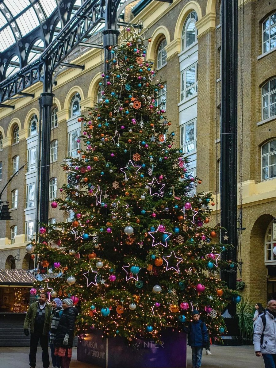 adac6ei3mo's tweet photo. The streets of London are filled with a delightful Christmas atmosphere 🎁🎄🎊🥳🎄🎁🎉🍾🥳🎈🎄🎊🎁🎉🍾🥳🎄🎊 https://t.co/fNj4eQ1cVV