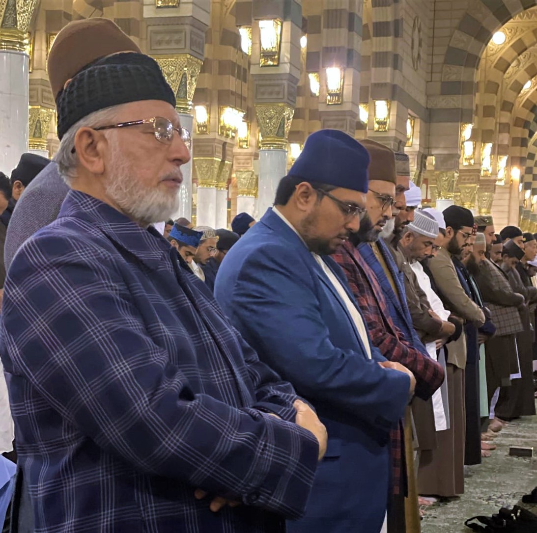 DrHussainQadri's tweet photo. مدینۃ المنورۃ: صدر منہاج القرآن انٹرنیشنل پروفیسر ڈاکٹر حسین محی الدین قادری کی شیخ الاسلام ڈاکٹر محمد طاہرالقادری دامت برکاتہم العالیہ کے ہمراہ مسجد نبوی شریف میں نماز کی ادائیگی، اس موقع پر چیئرمین سپریم کونسل منہاج القرآن انٹرنیشنل ڈاکٹر حسن محی الدین قادری، صاحبزادہ شیخ حماد مصطفیٰ المدنی القادری اور صاحبزادہ شیخ احمد مصطفیٰ العربی القادری بھی ہمراہ ہیں۔