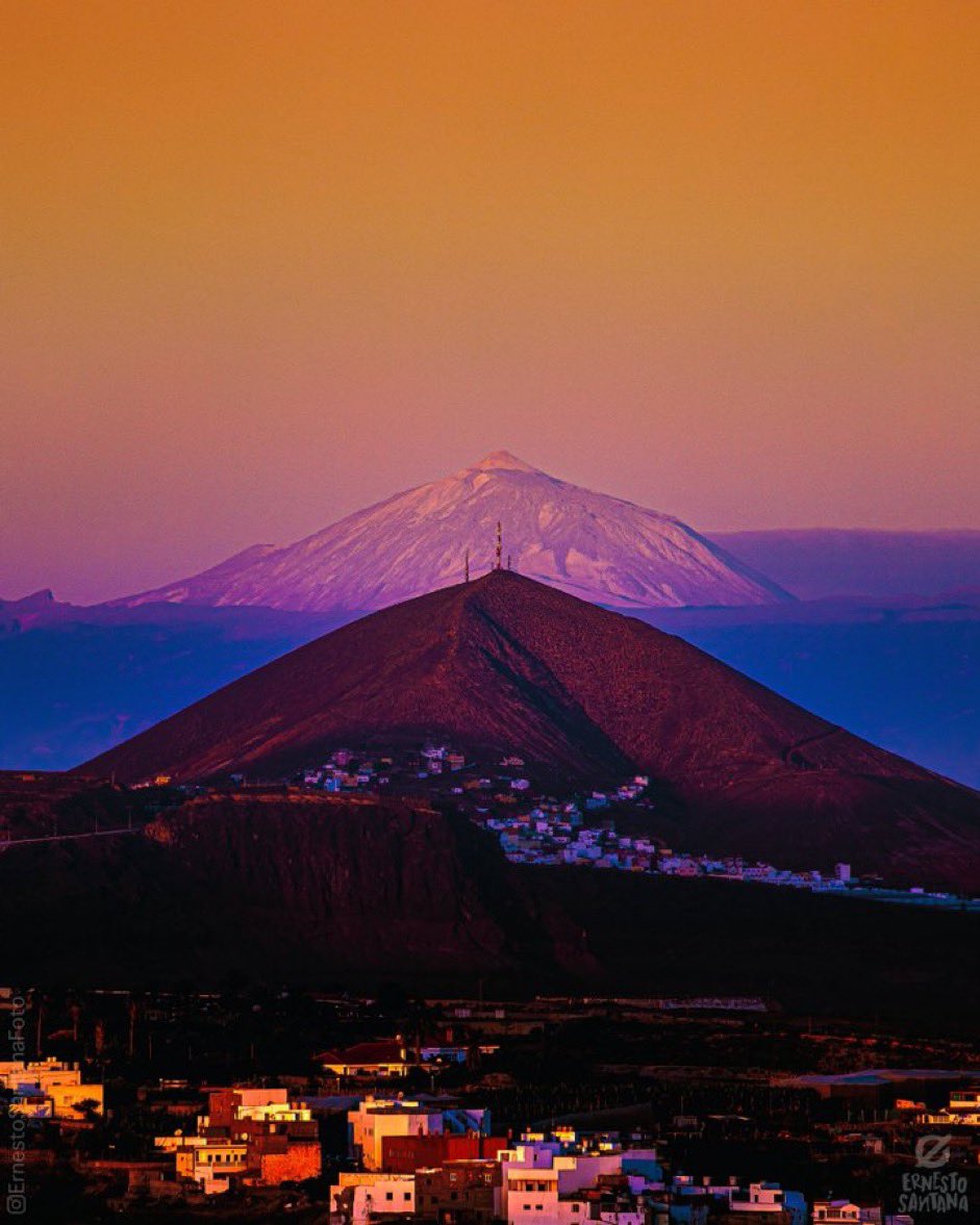 IgnacioGarciaGT's tweet photo. Great photo taken from Gran Canaria by Ernesto Santana @ESantanaFoto thanks to the recent snowfall on Mount Teide with the scoria cone of Montaña Gáldar in between. Merry Christmas to all of you, specially for those who have just finished the 2023 @VolcanoCamp &amp; @MarineSciCamp 🍷 https://t.co/YCpGWhKtc0