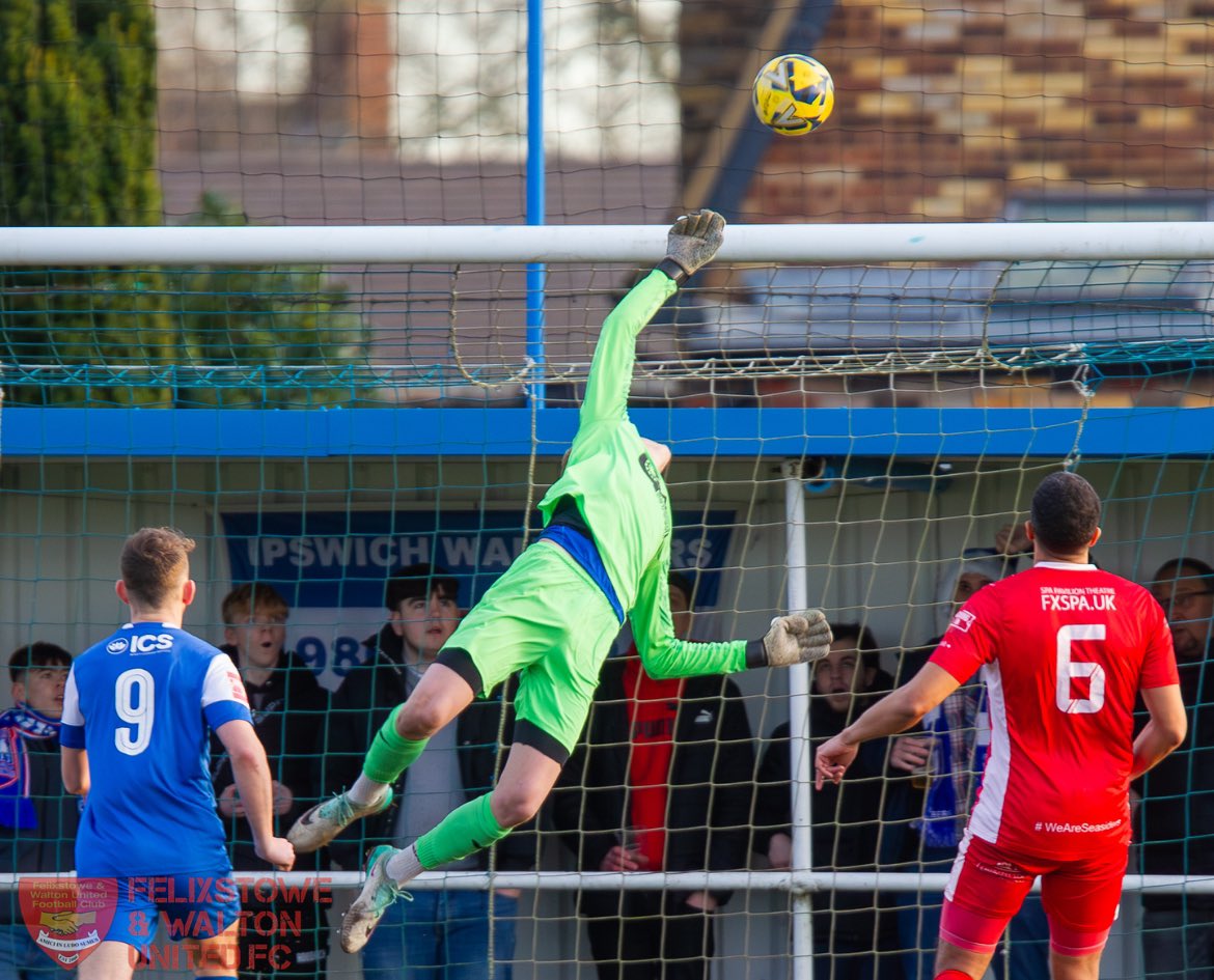 Bazzanev's tweet photo. Charlie Binns had another impressive game for Felixstowe yesterday on loan from Ipswich.
A 2.1 win and some top saves including this one. https://t.co/JRfxaeK2HK