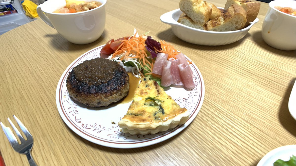 今年のクリスマスはでしおさんに貰ったハンバーグと嫁さんお手製のキッシュとチキンビーンズ