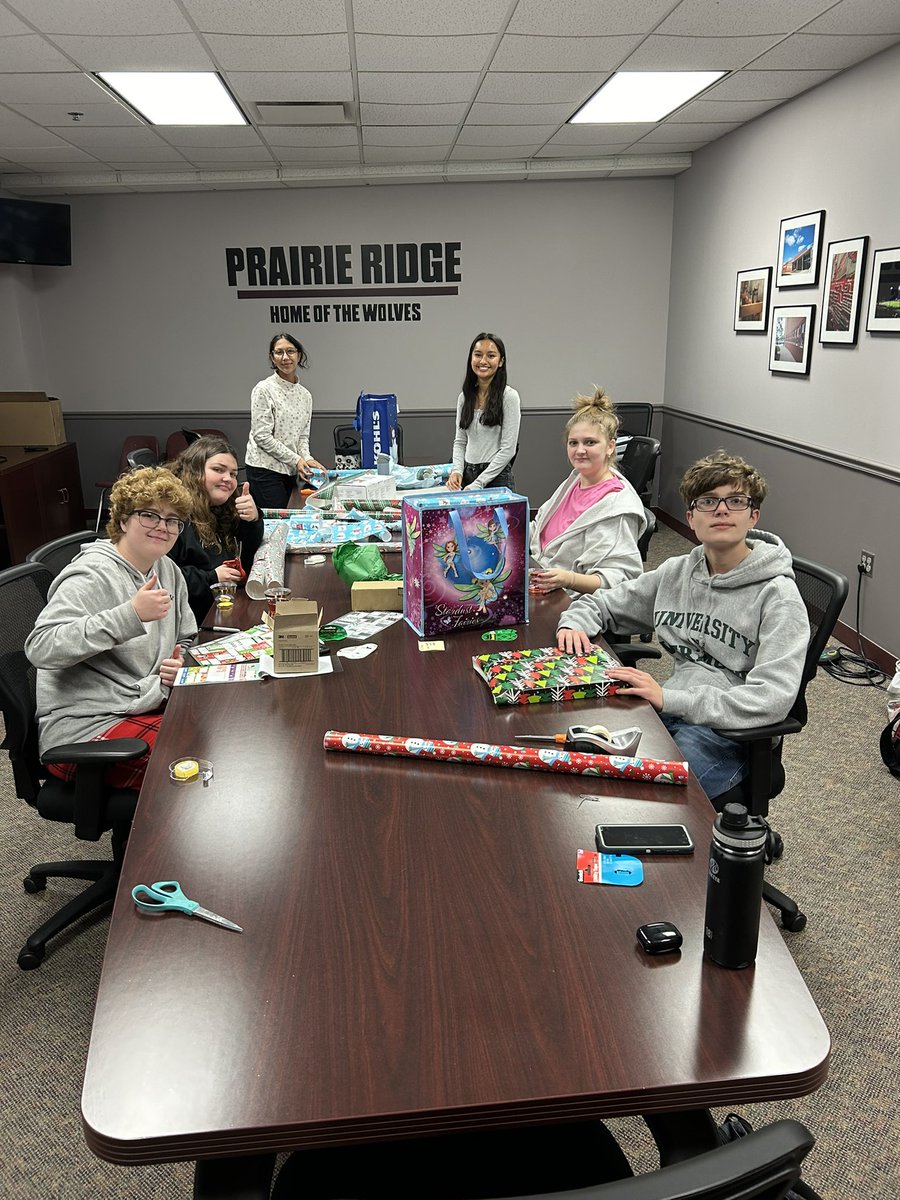 Merry Christmas from the FMSC club!!! We had so much fun wrapping up gifts last Friday for some staff members! Thanks for the donations towards our bus rides!! @SKochPR @cookielucia123