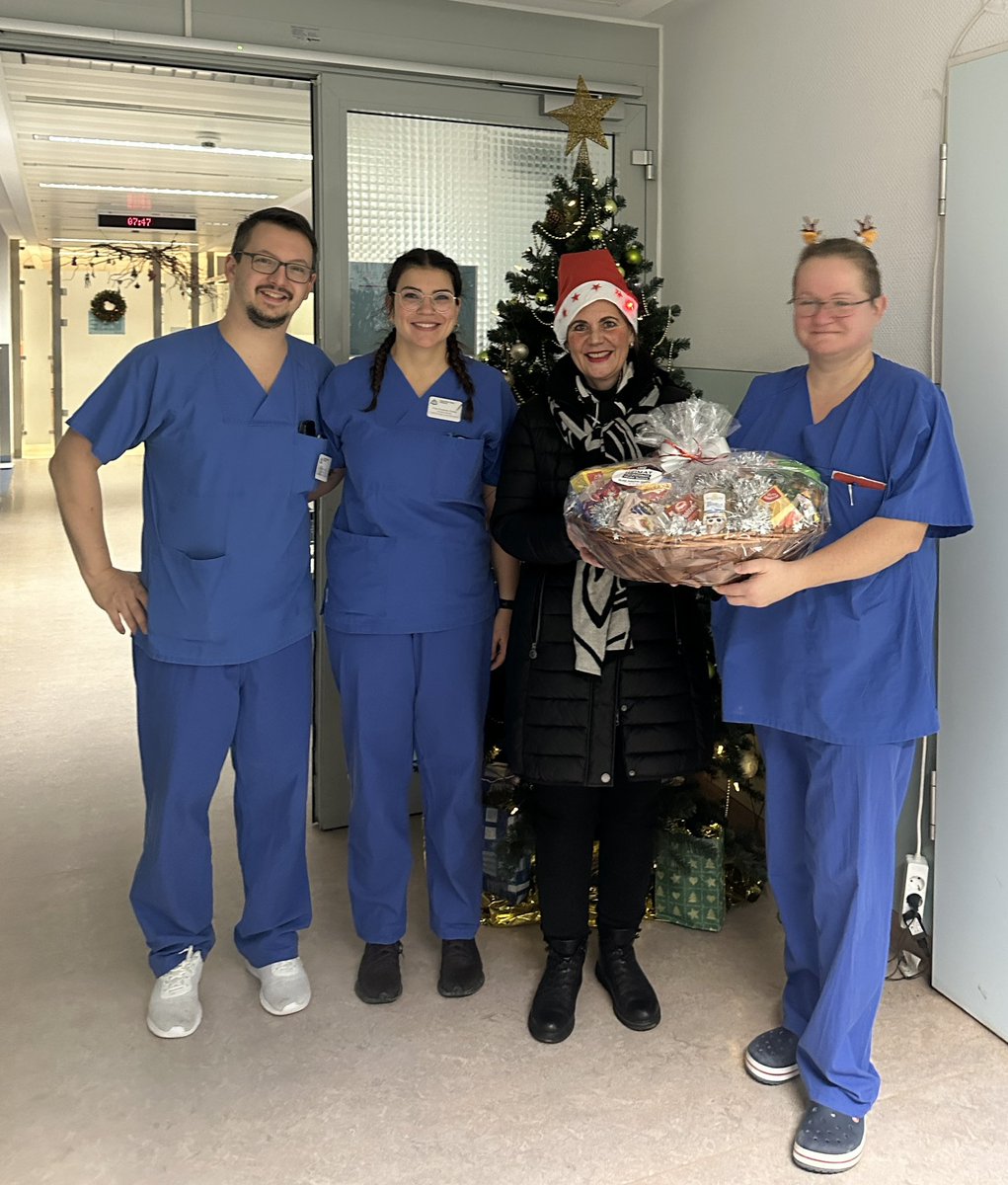 Weihnachtsbesuch #Heiligabend mein großer Dank an alle, die heute für die Gemeinschaft ihren Dienst in Pflege, Tafeln, Rettungsdienst, Krankenhaus, Polizei und Feuerwehr tun. Ich wünsche von Herzen ein frohes Weihnachtsfest. <a href="/malteserDE/">Malteser in Deutschland</a> <a href="/drk_lvsa/">DRK Sachsen-Anhalt</a> <a href="/asklepiosgruppe/">Asklepios Kliniken</a>
