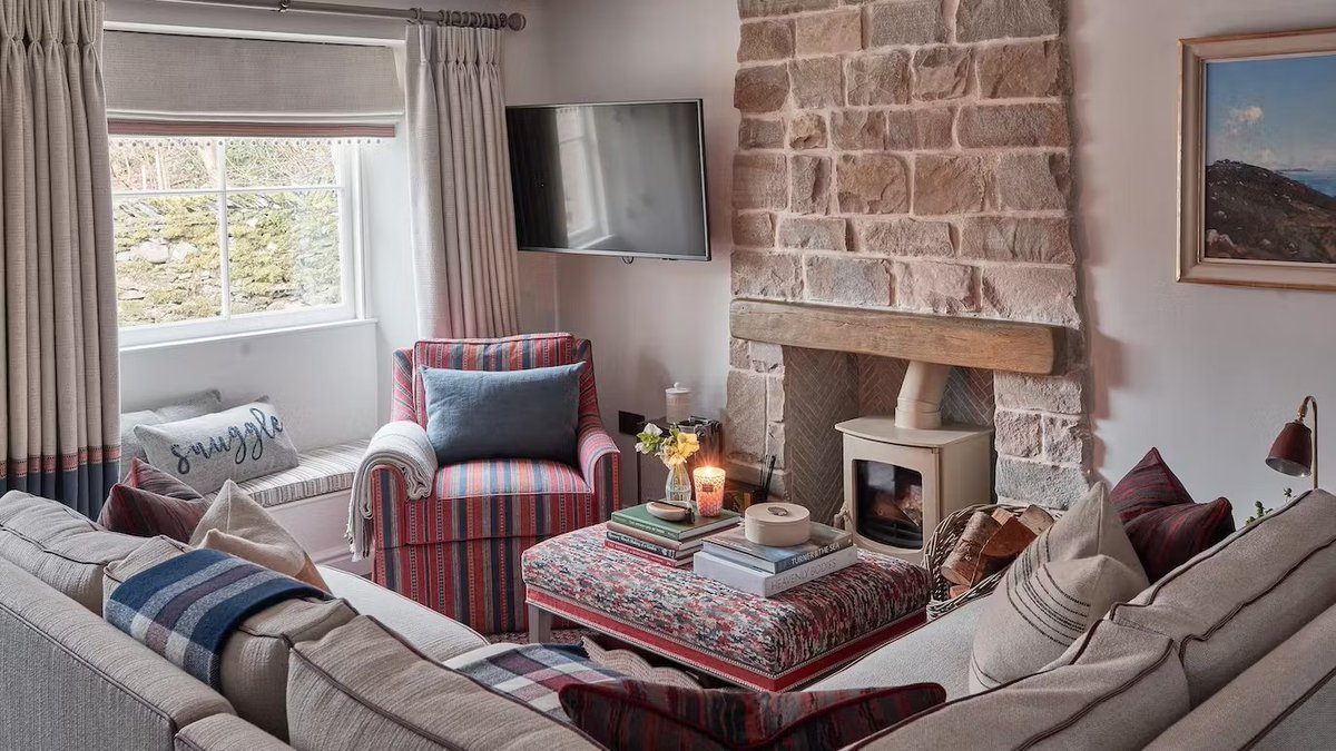 StayOneDegree's tweet photo. "Colours are a symphony of taupes and soft greys. Tasteful art hangs on walls. Floors are heated and a wood-burner glows. After rambling around Elterwater and up into the Langdale Pikes, watch the stars from a hot tub in the garden." @thetimes 

https://t.co/cmhPMNuA75 #StayOne https://t.co/tpLri3LQ4V