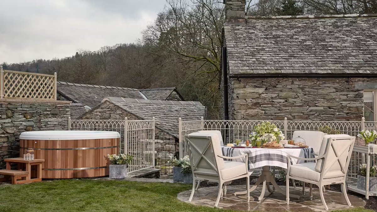 StayOneDegree's tweet photo. "Colours are a symphony of taupes and soft greys. Tasteful art hangs on walls. Floors are heated and a wood-burner glows. After rambling around Elterwater and up into the Langdale Pikes, watch the stars from a hot tub in the garden." @thetimes 

https://t.co/cmhPMNuA75 #StayOne https://t.co/tpLri3LQ4V