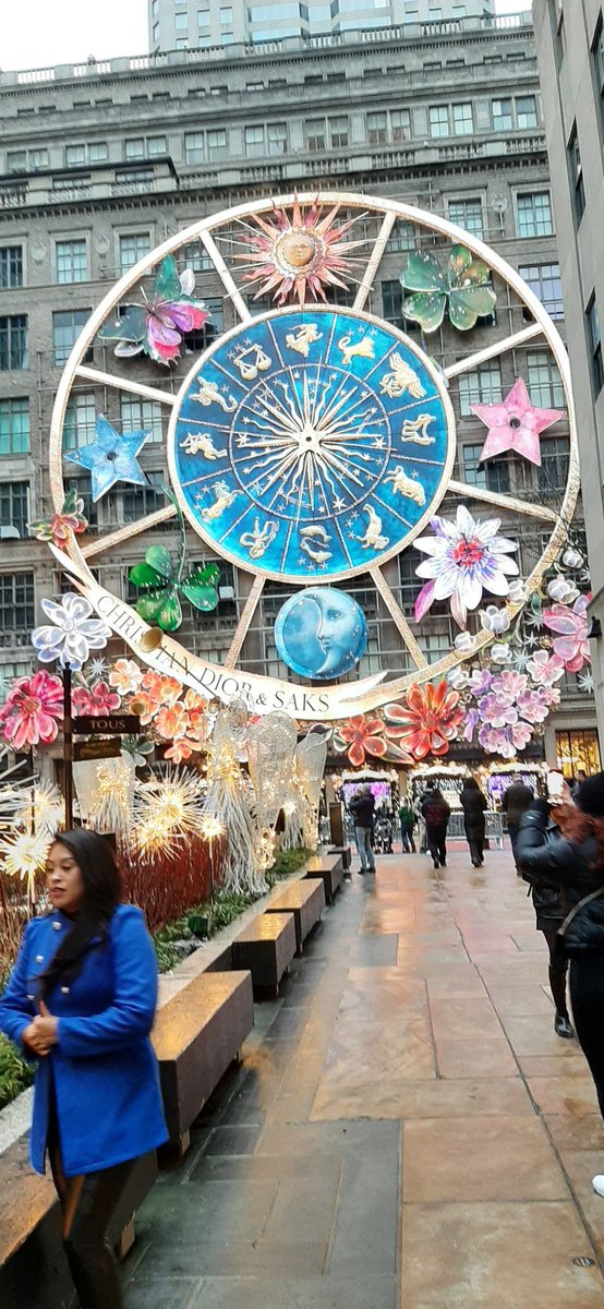 Merry Christmas and Happy Holidays! We know it will be a spiritual blessed new year when Saks Fifth Ave uses zodiac as their beautiful display!!!!🙌💚💎❤