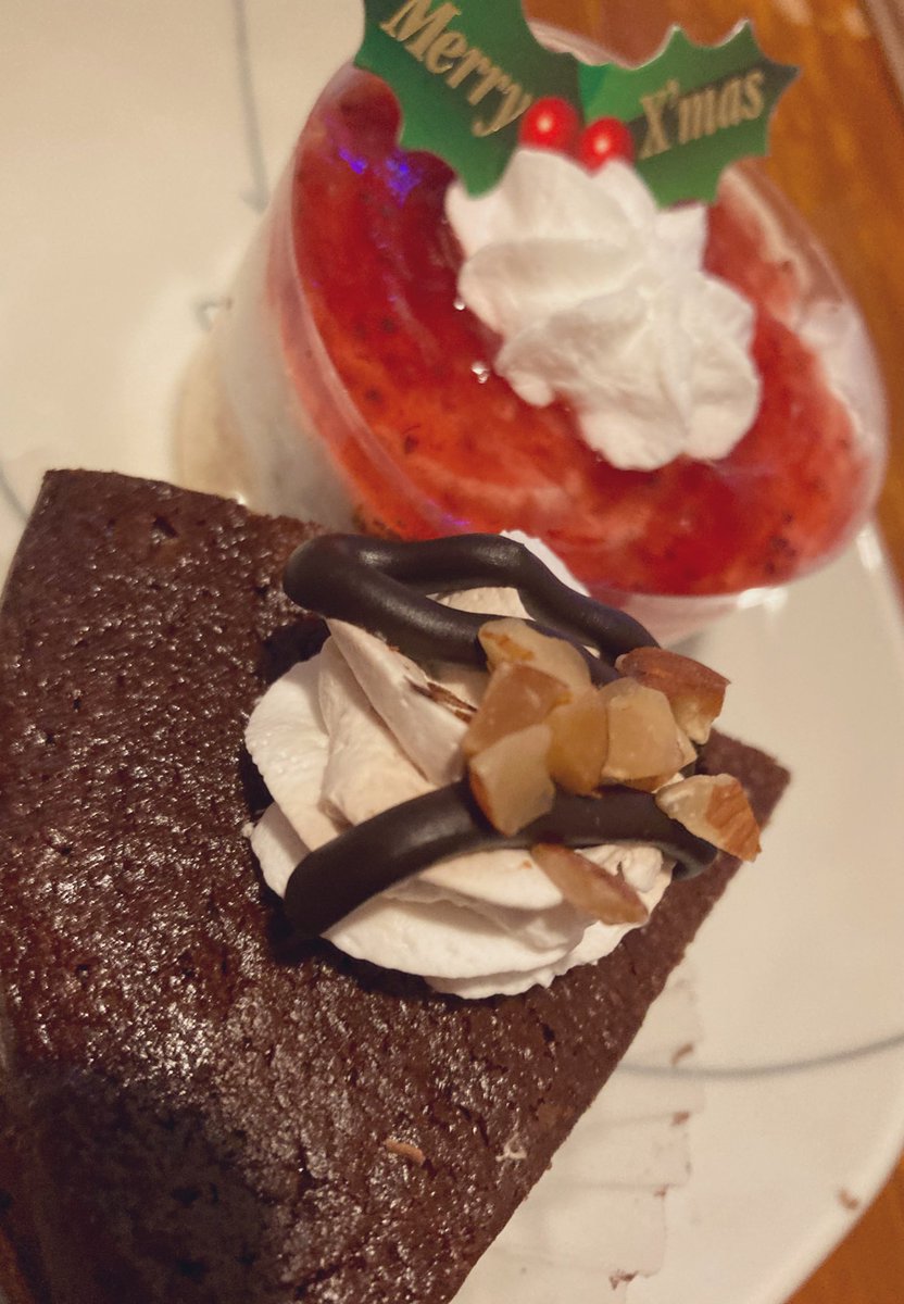 berryhipberry's tweet photo. ローストチキンにブルーベリーソースとか、自分的にオシャンティーな事をしてみた🫐💙
のとイ○ンのケーキ🎂( ᐢ_  ̫ _ᐢ )♡ https://t.co/zQsN7xQK7K