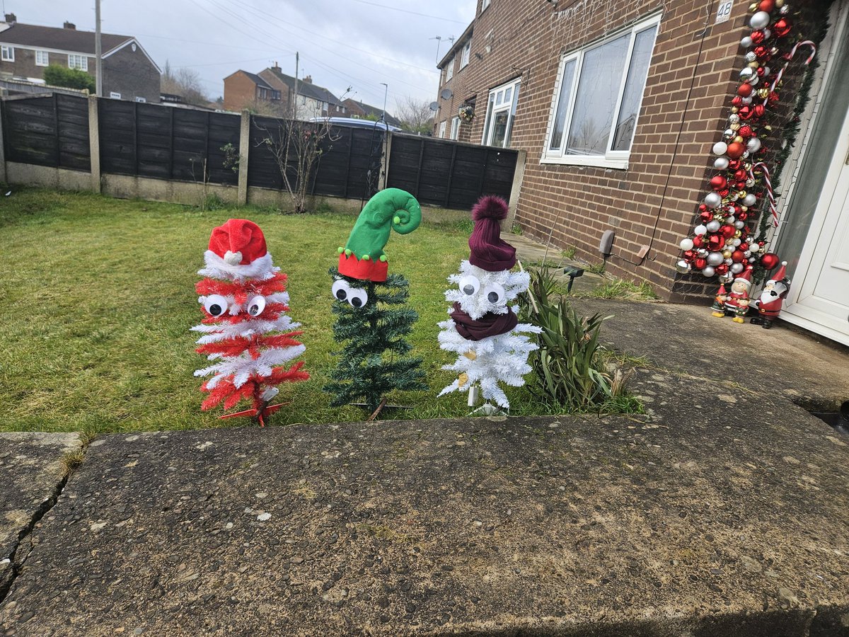 Thank you to the unmarked <a href="/WYP_RPU/">WYP Roads Policing Unit</a> who just kept me safe whilst i moved a member of publics broken down car out of the way on donny rd wakefield. 
Have a safe christmas from the ambulance guy with xmas lights on car