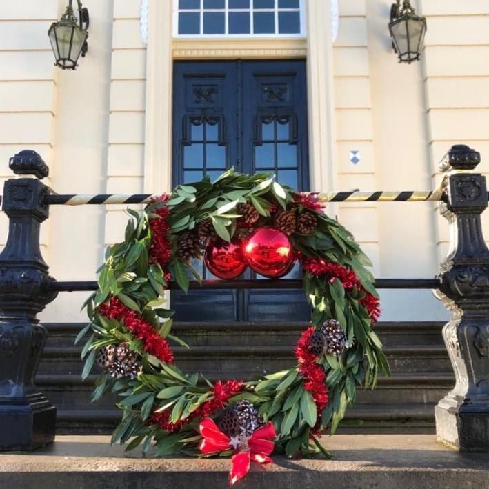 &amp; KERSTGROET - Team Verwolde wenst iedereen fijne kerstdagen en een gezellige jaarwisseling ✨. 7 januari staan we weer klaar om jullie te ontvangen! In 2024 gaat Verwolde de zondagen open. Meerdere rondleidingen en vrije toegang van 14:00 - 16:00 uur. glk.nl/verwolde