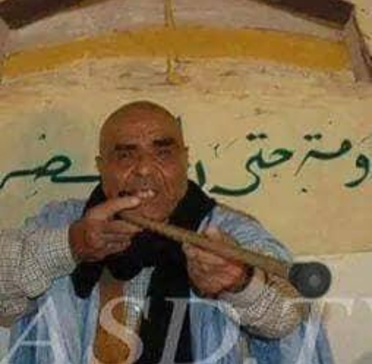 Rasd_Pt's tweet image. Faleceu o icônico ativista saharaui Alali Yutengiza, bravo lutador pela liberdade desde o começo da resistência contra a ocupação. Seu jeito forte e imponente inspirou outras gerações a continuarem na luta pela soberania do Saara Ocidental 🇪🇭.

#SaharaLibre #FreeSahara