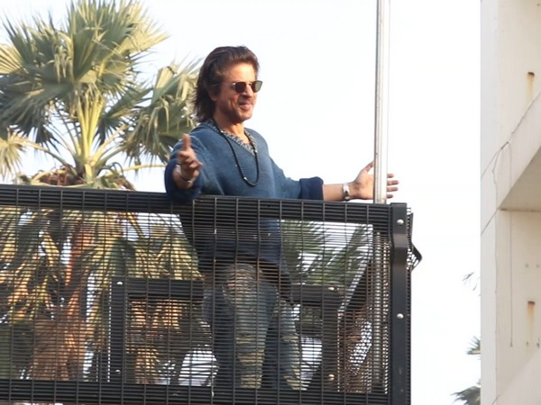 ani_digital's tweet photo. Amid 'Dunki' success, SRK greets fans outside Mannat

Read @ANI Story | https://t.co/iyArixbDaL
#SRK #ShahRukhKhan #Dunki #Mannat https://t.co/iTF4U09GPr