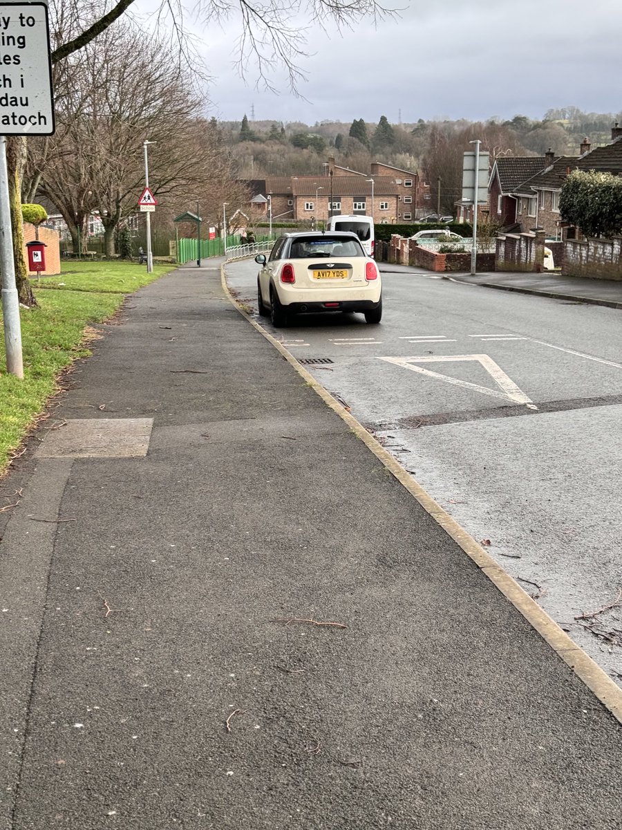 DesignSecultd's tweet image. Another driver showing there incompetence but when the rules of the highway aren’t enforced as ⁦@MonmouthshireCC⁩ say not them and ⁦@gwentpolice⁩ say not them! #Activetravelfail #infrastructurefail #driverfail