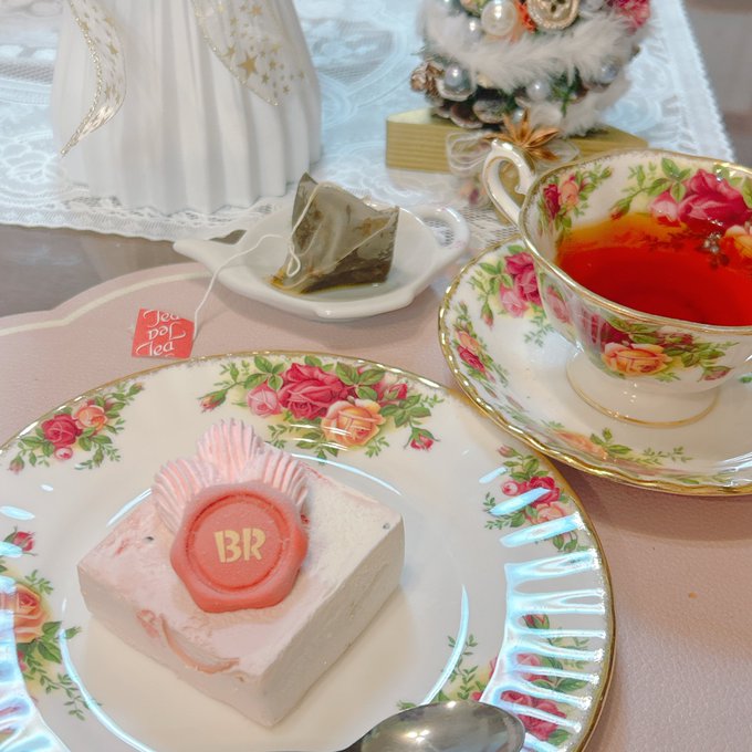 「tablecloth teacup」 illustration images(Latest)